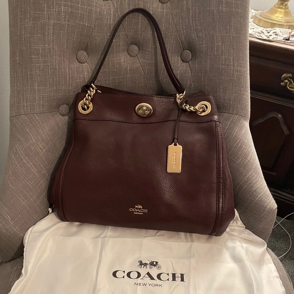 Coach Turnlock Edie 31